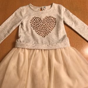 Girl’s size 5 sweatshirt and tulle dress.